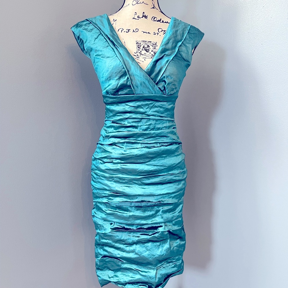 Stunning Nicole Miller Techno Metal V Neck Turquoise cocktail dress. Size 2.